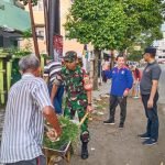 Babinsa 11 Ilir Bersama Warga Gotong Royong Bersihkan Sampah dan Rumput Liar di Jalan Umum