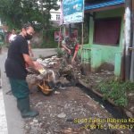Gotong Royong di Wilayah Binaan, Sertu Zainuri Bersama Warga Bersihkan Selokan