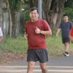 Sambil Berolahraga Wagub Kandouw Angkat Sampah di Lapangan Koni Manado