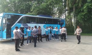 Personil Polsek Jawilan Polres Serang Lakukan Pengaman Pemberangkatan Perwakilan Serikat Buruh SPN ke Mabes Polri