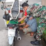 Peduli Kesulitan Warga, Babinsa Koramil 418-05/Lemabang Bantu Perbaiki Bentor Bapak Bambang