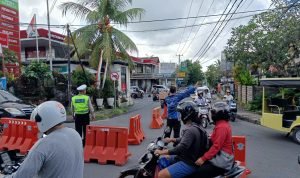 Urai Kepadatan Lalin, Personel Lantas Polsek Ubud Lakukan Rekayasa Lalu Lintas di Simpang Pengosekan