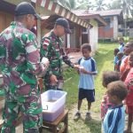 Satgas Yonif 143/TWEJ Jadikan Sekolah Tempat Menyenangkan Siswa