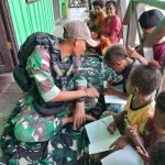 Cerdaskan Generasi Muda, Satgas Yonif Raider 200/BN Ajari Anak-anak Papua Belajar