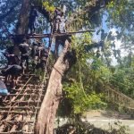 Lancarkan Mobilitas Warga, Satgas Yonif 143/TWEJ Perbaiki Jembatan