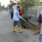 Ciptakan Lingkungan Bersih, Serka Muslim Bersama Warga Gotong Royong Bersihkan Rumput Liar