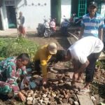 Jalin Hubungan Baik dengan Warga, Sertu Roto Bantu Perbaiki Jalan Setapak