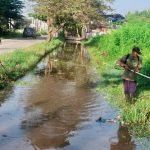 Cegah Banjir, Sertu Deni Bersama Warga Gotong Royong Bersihkan Saluran Air