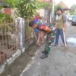 Laksanakan Gotong Royong, Babinsa 11 Ilir Bersama Warga Bersihkan Lingkungan di Wilayah Binaan
