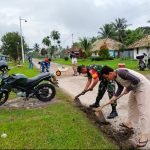 Peduli Kebersihan, Serka Haryono Bantu Bersihkan Lingkungan di Sekitar Pemukiman Warga