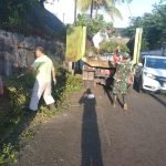 Sertu Hariyanto Bersama Perangkat Kelurahan dan Warga Gotong Rpyong Bersihkan Selokan