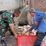 Wujudkan Lingkungan Bersih dan Nyaman, Serda Bambang Bantu Petugas DLHK Bersihkan Sampah