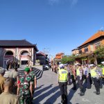 Kempeskan Ban Hingga Derek Kendaraan, Petugas Gabungan Tertibkan Parkir Liar di Ubud