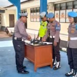 Propam Polres Minahasa Periksa Senpi dan HT Anggota Sat Lantas