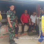 Babinsa Sertu Agung Monitoring Kegiatan Petugas PUPR Perbaiki Aliran Parit Tersumbat