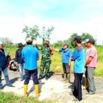 Cegah Karhutla, Babinsa Peltu Dadang Bersama Lurah Srimulya Laksanakan Patroli Wilayah