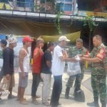 Wujud Peduli, Babinsa Koramil 418-06/Kamboja Bagikan Nasi Bungkus ke Warga di Pasar 16 Ilir