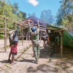 Wujud Rasa Empati, Satgas Yonif Raider 200/BN Bantu Prosesi Pemakaman Warga