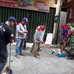 Sertu Aminanto Bersama Aparatur Kecamatan dan Warga Gotong Royong Bersihkan Lingkungan