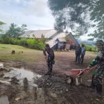 Satgas Yonif Raider 200/BN Bersama Masyarakat Gotong Eoyong Bsrsihkan Gereja Katholik di Elelim