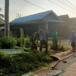 Laksanakan Gotong Royong, Babinsa Serka Sudarya Bersama Warga Binaan Bersihkan Parit