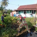Cegah Banjir dan Penyakit, Serda Didik Bersama Warga Gotong Royong Bersihkan Selokan