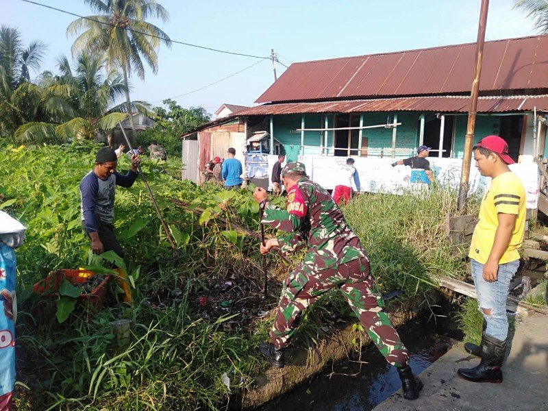 Cegah Banjir dan Penyakit, Serda Didik Bersama Warga Gotong Royong Bersihkan Selokan 1 IMG 20230521