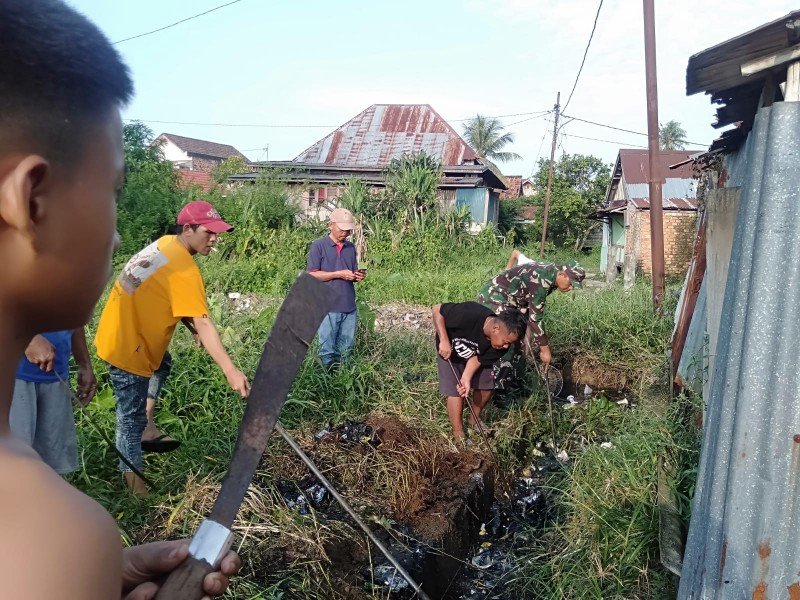 Cegah Banjir dan Penyakit, Serda Didik Bersama Warga Gotong Royong Bersihkan Selokan 3 IMG 20230521