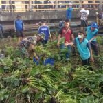 Anggota Koramil 418-04/Kertapati Bersama Petugas PUPR dan Warga Gotong Royong Bersihkan Aliran Sungai