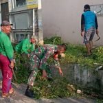 Babinsa Serda Toni Bersama Aparatur Kelurahan dan Warga Gotong Royong Bersihkan Lingkungan