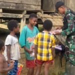 Wujud Perhatian, Satgas Yonif 142/TWEJ Bagikan Alat Tulis ke Anak-anak Pedalaman Papua