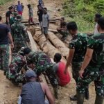 Bantu Kesulitan Masyarakat Pedalaman Papua, Satgas Yonif 143/TWEJ Perbaiki Jembatan Penghubung Kampung