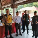 Babinsa Karang Anyar Bersama Bhabinkamtibmas Himbau Kepala Taman Purbakala Tingkatkan Penjagaan Keamanan