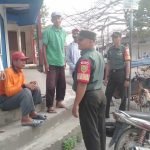 Ketahui Perkembangan Situasi di Wilayah Binaan, Babinsa Sako Baru Komsos dengan Ketua RW dan Warga