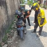 Bentuk Peduli, Sertu Andeng Bantu Perbaiki Motor Pengemudi Ojek Online yang Mogok