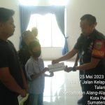 Sertu Sudomo Hadiri Pemberian Program Bantuan Beasiswa Dhuafa di Kantor Lurah Talang Kelapa