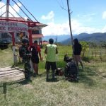 Atasi Kesulitan Masyarakat, Satgas Yonif Raider 200/BN Bantu Perbaiki Mesin Rumput