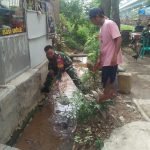 Cegah Banjir, Babinsa Serka Martin Bantu Warga Binaan Bersihkan Parit