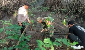 Sinergitas TNI-Polri Bersama Warga Kelurahan Sesetan Gelar Kerja Bakti dan Penghijauan