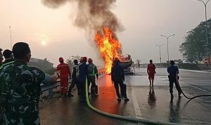 Mobil Tangki BBM Musnah Terbakar di Dalam Tol Serang Jakarta Km 56 Desa Kibin Kabupaten Serang