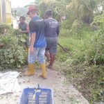 Babinsa Sako Baru Bersama Warga Gotong Royong Bersihkan Irigasi Saluran Air