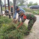 Peduli Kebersihan Lingkungan, Serda Husni Ikut Gotong Royong di Wilayah Binaan