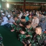 Pererat Hubungan TNI dan Polri, Satgas Yonif 143/TWEJ Gelar Sholat Jum’at Bersama