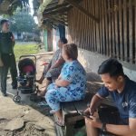 Komsos dengan Warga, Babinsa Serda Heri Beri Himbauan Agar Selalu Jaga Kebersihan Lingkungan