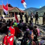 Satgas Yonif R 712/Wtm dan Polsek IIIu, Mengawal Gelar Pawai Bendera Merah Putih