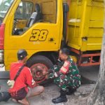 Dengan Sigap, Babinsa Sertu Brian Bantu Sopir Truk Perbaiki Ban Bocor