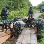 Lancarkan Mobilitas Warga Dua Desa, Satgas Yonif Raider 200/BN Perbaiki Jembatan