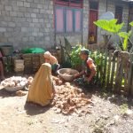 Komsos Dengan Warga, Babinsa Koramil 1512-02/Patani Bincang Santai Bersama Ibu-Ibu UKM