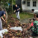 Serka Rahmat Bantu Bersihkan Sampah di Halaman Rumah Warga