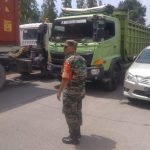Cegah Kemacetan di Jalan Bambang Utoyo, Babinsa Lima Ilir Bantu Atur Arus Lalu Lintas